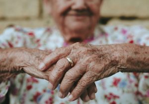 Udruga Prisutnost preko dva desetljeća pomaže starijim osobama