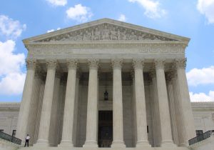 Amy Coney Barrett – tko je nova sutkinja Vrhovnog suda SAD-a i što možemo očekivati od nje?