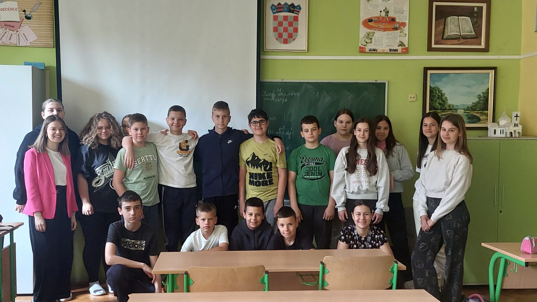 Edukatorica Josipa Bubalović i osnovnoškolci, polaznici programa HDC. Fotografija objavljena uz suglasnost roditelja.
